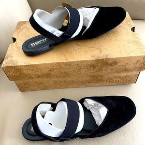 NWT, Born flat sandals size 8 M in suede black